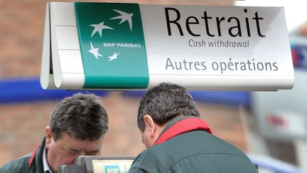 Les syndicats de l'&eacute;tablissement BNP Paribas ont annonc&eacute; la suppression de 373 postes en France, le 16 novembre 2011.&nbsp; (PHILIPPE HUGUEN / AFP)