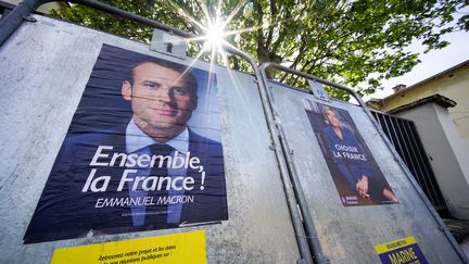 Des panneaux électoraux à l'entre-deux-tours de la présidentielle 2017.&nbsp; (ROBERT PRATTA / REUTERS)