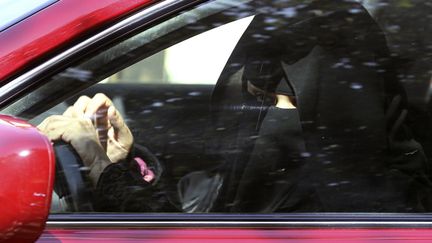 Une femme conduit sa voiture en Arabie saoudite, le 22 octobre 2013. (FAISAL NASSER / REUTERS)