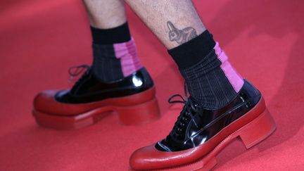 Pour finir, une devinette : &agrave; qui appartiennent ces mollets tatou&eacute;s r&eacute;hauss&eacute;s d'une paire de chaussures d&eacute;fiant les lois de la mode ? &nbsp; &nbsp; &nbsp; &nbsp; &nbsp; &nbsp; &nbsp; &nbsp; &nbsp; &nbsp; &nbsp; &nbsp; &nbsp; &nbsp; &nbsp;&nbsp;A Marc Jacobs bien s&ucirc;r ! (THOMAS SCHULZE / DPA / MAXPPP)