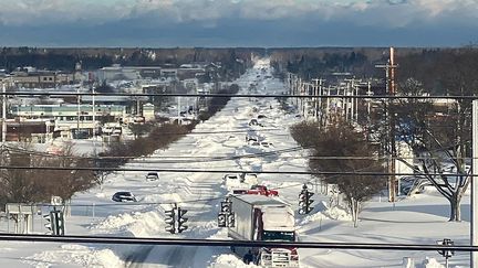 Des camions ensevelis sous la neige dans le comté d'Erie, dans l'ouest de l'Etat de New York, le 25 décembre 2022. (MAXPPP)