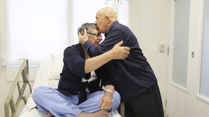 Le pr&eacute;sident du Paraguay Fernando Lugo (G) re&ccedil;oit la visite de l'ancien pr&eacute;sident du Br&eacute;sil Luiz Inacio Lula da Silva &agrave; l'h&ocirc;pital de Sao Paolo (Br&eacute;sil), le 27 janvier 2012. Les deux hommes sont actuellement soign&eacute;s pour un cancer. (REUTERS)