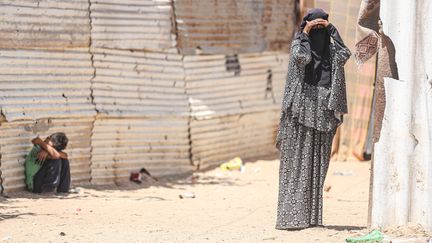 Les habitants d'un village de bédouins au nord de Gaza écrasés par la chaleur, le 30 juillet 2022. (MUSTAFA HASSONA / ANADOLU AGENCY / AFP)