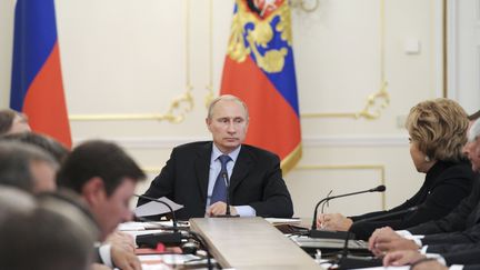 Le pr&eacute;sident russe, Vladimir Poutine, lors d'une r&eacute;union avec les membres du Conseil de s&eacute;curit&eacute; russe, le 9 septembre 2013 dans sa r&eacute;sidence de Novo-Ogaryovo, pr&egrave;s de Moscou (Russie). (RIA NOVOSTI / REUTERS)