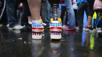 Les baskets d'un survivant des attentats du marathon de Boston (Massachusetts, Etats-Unis) &agrave; l'arriv&eacute;e de la course, un an apr&egrave;s la trag&eacute;die, le 15 avril 2014. ( BRIAN SNYDER / REUTERS )