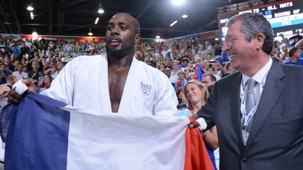 Le judoka Teddy Riner f&ecirc;te son titre olympique, le 28 juillet 2012 &agrave; Londres, en compagnie du maire de Levallois-Perret, Patrick Balkany. (EMMANUEL DUNAND / AFP)