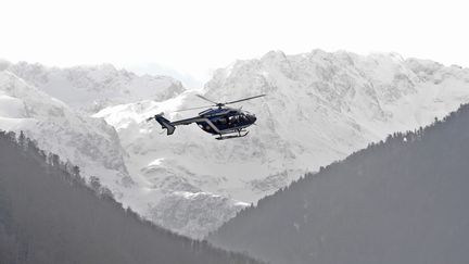 Un hélicoptère de la gendarmerie le 26 févier 2016 près de&nbsp;Bagnères-de-Luchon (Haute-Garonne). (REMY GABALDA / AFP)