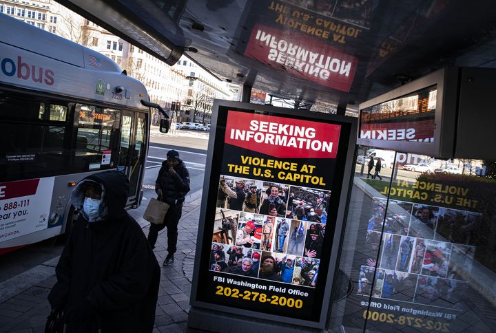 Une affiche du FBI placardée sur un abribus de Washington, le 9 janvier 2021. (AL DRAGO / GETTY IMAGES NORTH AMERICA / AFP)