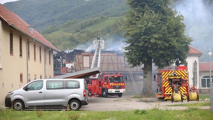 Les pompiers éteignent l'incendie d'un gîte à Wintzenheim (Haut-Rhin), le 9 août 2023. (VINCENT VOEGTLIN / MAXPPP)