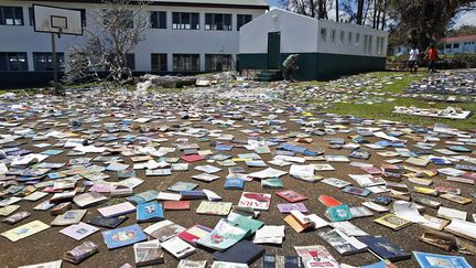 Des livres abim&eacute;s par le passage du Cyclone Pam&nbsp;sont mis &agrave; s&eacute;cher dans la cour d'une &eacute;cole &agrave; Port Vila (Vanuatu), le 18 mars 2015. (EDGAR SU / REUTERS)