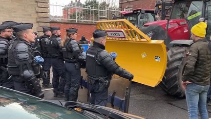 La Coordination rurale a appelé, mardi 26 novembre, à manifester devant le Parlement européen. Mais les agriculteurs ont eu la mauvaise surprise de se voir bloquer la route par des centaines de CRS. (France 2)