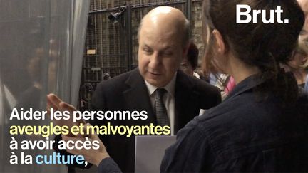 Les audiodescripteurs de l'association Accès Culture décrivent avec précision les mises en scène pour que les aveugles et les malvoyants puissent suivre la représentation.