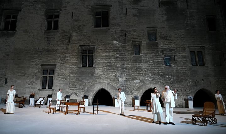 "Architecture" de Pascal Rambert, à la Cour d'honneur du Palais des papes, ici le 2 juillet 2019. (GERARD JULIEN / AFP)