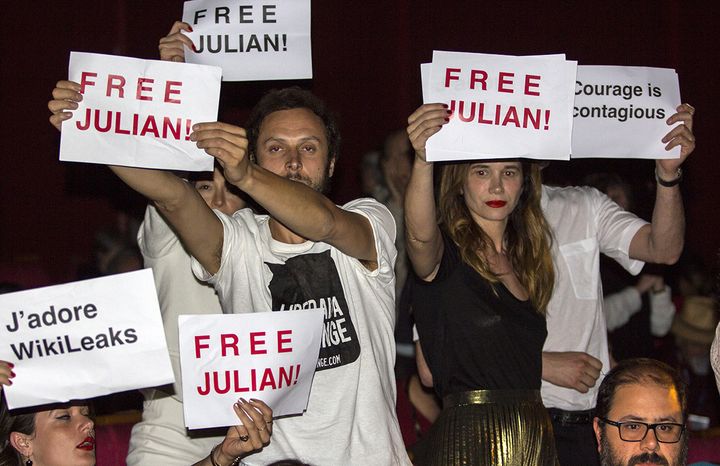 Le supporters de Wikileaks manifestent à Cannes à l'issue de la projection
 (Jean-François Lixon)