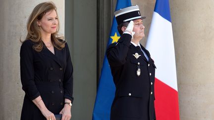 Val&eacute;rie Trierweiler sur le perron de l'Elys&eacute;e, &agrave; Paris, le 5 juin 2013. (LIONEL BONAVENTURE / AFP)