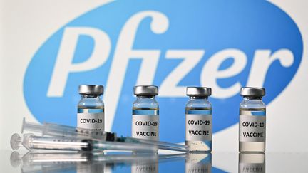 Des flacons du vaccin Pfizer, le 17 novembre 2020. (JUSTIN TALLIS / AFP)