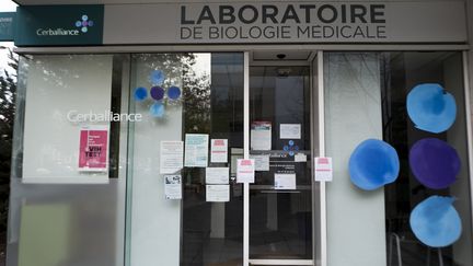 Un laboratoire d'analyses médicales fermé au Plessis-Robinson (Hauts-de-Seine), le 14 novembre 2022. (MAGALI COHEN / HANS LUCAS / AFP)