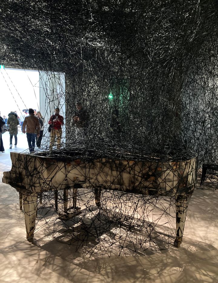 Chiharu Shiota, "In Silence", 2002/2024, au Grand Palais, à Paris, le 17 décembre 2024. (VALERIE GAGET / FRANCEINFO CULTURE)