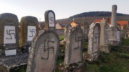 Des tombes profanées dans le cimetière de Westhoffen&nbsp;(Bas-Rhin), le 3 décembre 2019. (PREFECTURE DU BAS-RHIN)