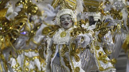 Membres de l'école&nbsp;Beija Flor samba au carnaval de Rio, le 25 février 2020. (MAURO PIMENTEL / AFP)