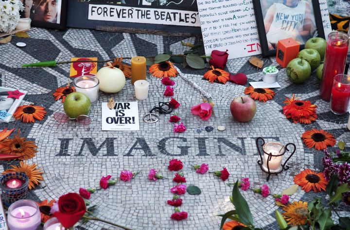 Au mémorial Strawberry Fields, construit après la mort de John Lennon en face du Dakota building de New York, où les fans déposent des bougies, des fleurs et des mots doux depuis 40 ans. (MICHAEL LOCCISANO / FILMMAGIC / GETTY)