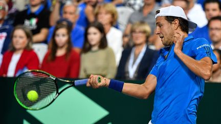 Lucas Pouille lors de son match de demi-finale de la Coupe Davis contre l'Espagnol Roberto Bautista Agut, vendredi 14 septembre. (PHILIPPE HUGUEN / AFP)