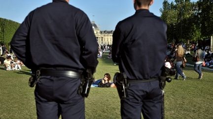 Des policiers sur le Champ de Mars à Paris (23 mai 2010) (AFP / Bertrand Langlois)