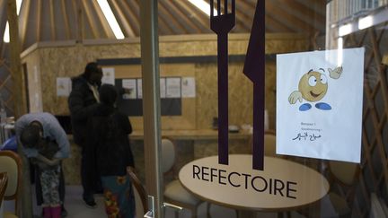 L'entrée du réfectoire du centre d'accueil pour migrants d'Emmaüs à Ivry-sur-Seine (Val-de-Marne), le 8 février 2017. (LIONEL BONAVENTURE / AFP)