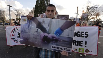 Mauricio Garci-Perreira, employé de l'abattoir municipal de Limoges, dénonce les pratiques d'abattage lors d'une manifestation, le 26 novembre 2016 dans la ville, en Haute-Vienne.&nbsp; (PASCAL LACHENAUD / AFP)