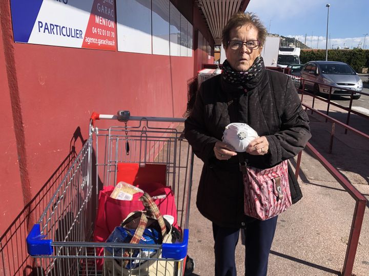 Micheline, devant le Super U Garavan, le 26 février 2020, à Menton (Alpes-Maritimes).&nbsp; (JULIETTE CAMPION / FRANCEINFO)