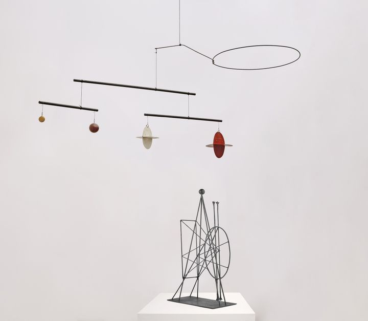 "Sans titre" de Alexander Calder (en haut) et "Projet pour un monument à Guillaume Apollinaire" de Pablo Picasso (en bas)
 (2019 Calder Foundation, New York / ADAGP, Paris / RMN-Grand Palais / Béatrice Hatala / Succession Picasso 2019)