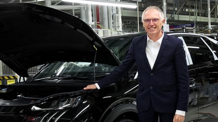 Carlos Tavares, PDG de Stellantis, dans l'usine automobile de Sochaux (Doubs), le 3 octobre 2024. (FREDERICK FLORIN / AFP)