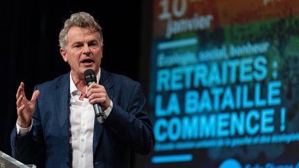 Le secrétaire national du Parti Communiste Fabien Roussel lors d'un meeting autour de la réforme des retraites à Paris le 10 janvier 2023. (SAMUEL BOIVIN / NURPHOTO)