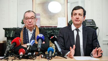 Éric Mouzin, le père d'Estelle, et son avocat Me Didier Seban lors d'une conférence de presse&nbsp;à Paris le 9 janvier 2018. (THOMAS PADILLA / MAXPPP)