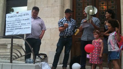 &nbsp; (Une manifestation de parents d'élèves mardi soir devant la mairie de Valence. Les parents sont furieux contre le maire qui a décidé de ne pas mettre en place d'activités périscolaires l'année prochaine. © Document remis)