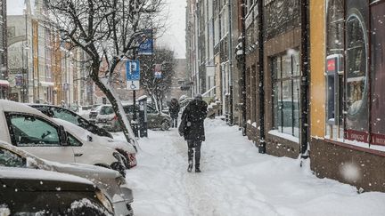 Une personne dans les rues de Gdansk (Pologne) le 6 janvier 2017. (MICHAL FLUDRA / NURPHOTO / AFP)