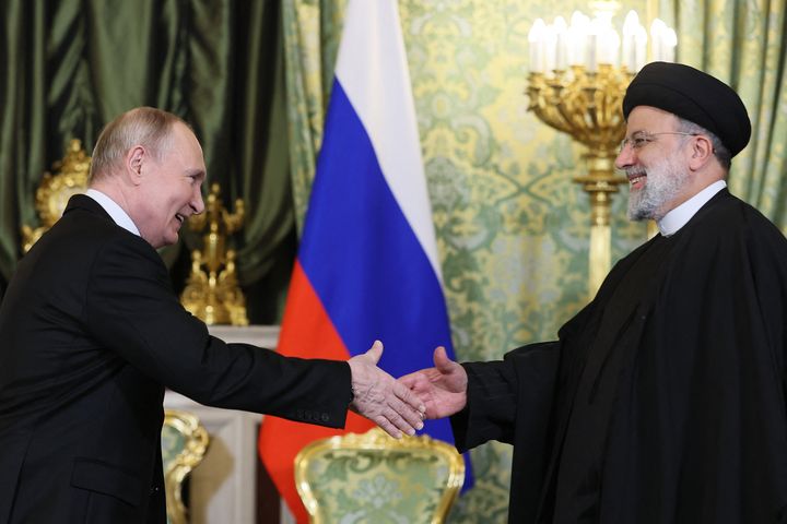 Vladimir Poutine reçoit le président iranien Ebrahim Raissi au Kremlin, à Moscou, le 7 décembre 2023. (SERGEI BOBYLYOV / AFP)