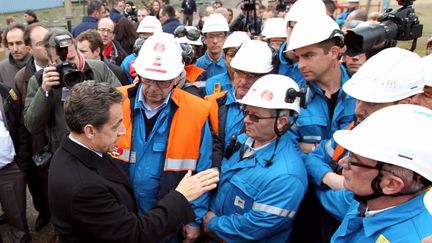 Le chef de l'Etat, Nicolas Sarkozy, &agrave; l'usine P&eacute;troplus de Petit-Couronne (Seine-Maritime), le 24 f&eacute;vrier 2012. (KENZO TRIBOUILLARD / AFP)