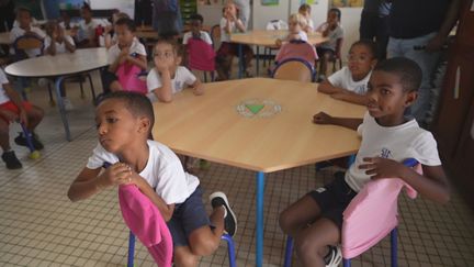 C’est la petite nouveauté dans les classes de maternelle de l’école Sainte-Marie à La Jaille, à Baie-Mahault : une affiche de prévention contre les violences verbales, psychologiques et physiques. (Christian Danquin)