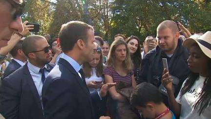 Emmanuel Macron, s'adressant à Jonathan Jahan, le 15 septembre 2018 lors des Journées du patrimoine à Paris. (CAPTURE D'ÉCRAN FRANCE 2)