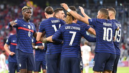 La joie des Bleus lors de leur victoire face à l'Allemagne. (FEDERICO GAMBARINI / DPA)