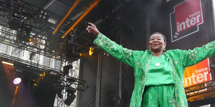 La trinidadienne Calypso Rose rayonnante, au Fnac Live, le 6 juillet 2017.
 (Elise Koutnouyan / Culturebox)