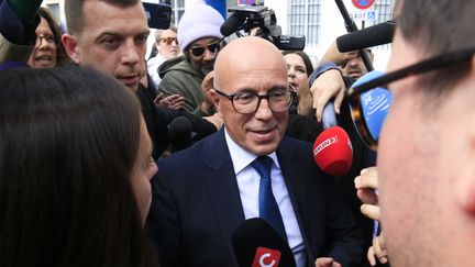 Eric Ciotti s'adresse aux journalistes au lendemain de son éviction de la présidence du parti Les Républicains, à Paris, le 13 juin 2024. (QUENTIN DE GROEVE / AFP)