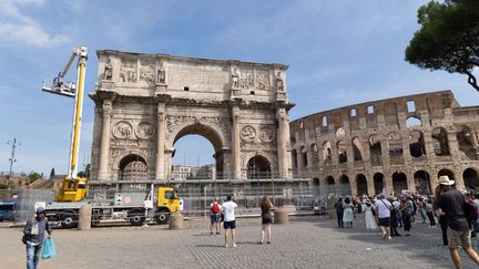 Évaluation des dégâts sur l'Arc de Constantin, le 4 septembre 2024 à Rome, au lendemain du violent orage qui a frappé le monument. (MATTEO NARDONE / PACIFIC PRESS / SHU / SIPA)