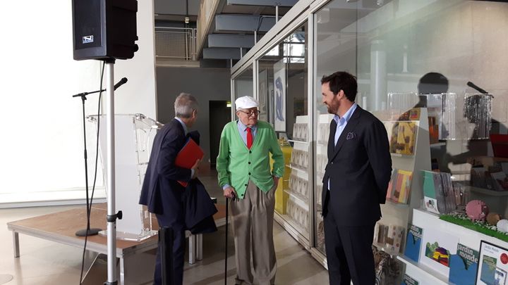 David Hockney (centre) aux côtés de Bernard Blistène, directeur du Musée national d’art moderne (gauche) et de Leopold Meyer, président de la Société des amis du Centre Pompidou, le 26 septembre au Centre Pompidou, à Paris.&nbsp; (FRANCEINFO)