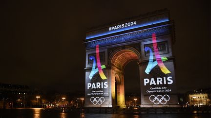 Le logo de la candidature de Paris aux Jeux olympiques 2024 a été dévoilé, mardi 9 février 2016, lors d'une projection sur l'Arc de triomphe. (LIONEL BONAVENTURE / AFP)