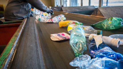 Tapis de tri des plastiques au Sytevom à Noidans-le-Ferroux (Haute-Saône).&nbsp; (JEAN-FRANCOIS FERNANDEZ / RADIO FRANCE)