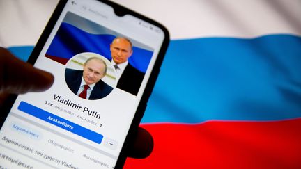 Un écran de smartphone affiche le profil Facebook de Vladimir Poutine, depuis Athènes (Grèce), le 25 février 2022. (NIKOLAS KOKOVLIS / NURPHOTO / AFP)