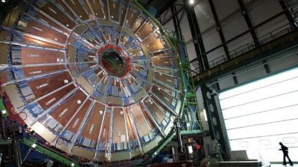 Le collisionneur de Hadron, plus grand accélérateur de particules au monde, se trouve au Cern, près de Genève. (FABRICE COFFRINI / AFP)