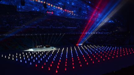 Devant 40 000 personnes r&eacute;unies dans le stade Fitch de Sotchi, la c&eacute;r&eacute;monie d'ouverture a commenc&eacute; avec la repr&eacute;sentation du drapeau russe.&nbsp; (PHILIPPE MILLEREAU / DPPI MEDIA / AFP)